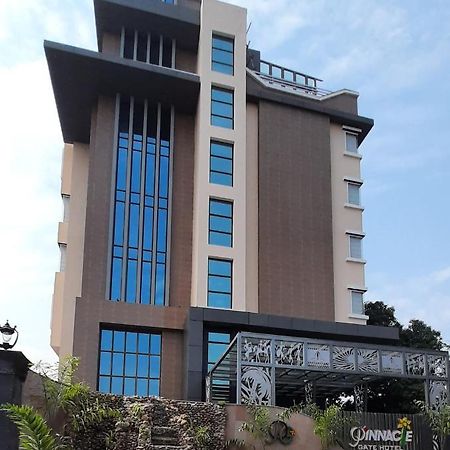 Hotel Pinnacle Gate Varanasi Esterno foto