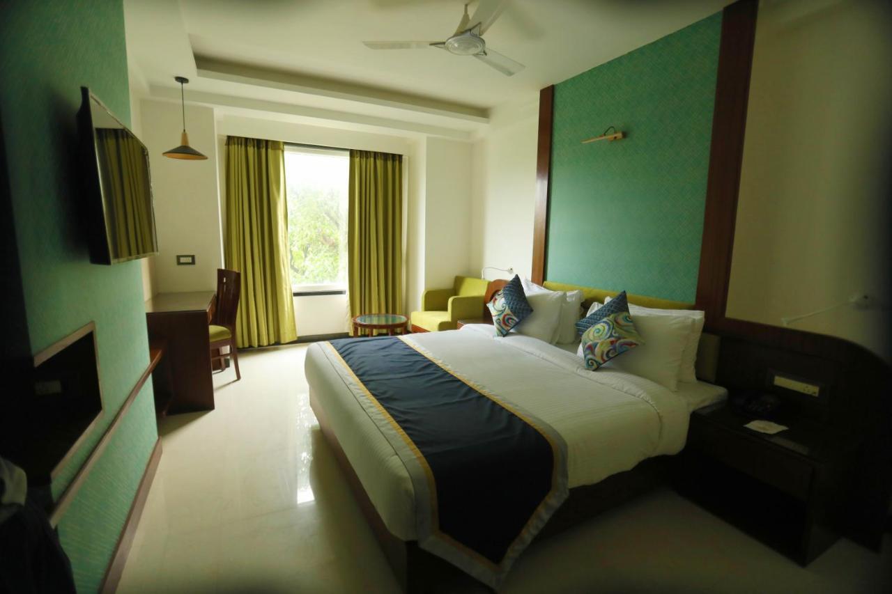Hotel Pinnacle Gate Varanasi Esterno foto