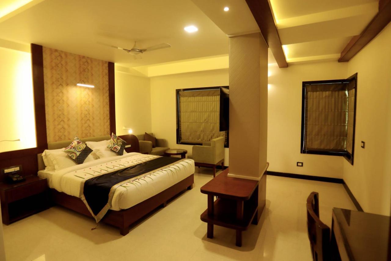 Hotel Pinnacle Gate Varanasi Esterno foto