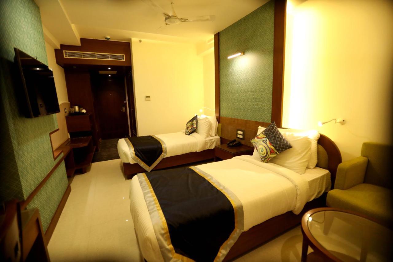 Hotel Pinnacle Gate Varanasi Esterno foto
