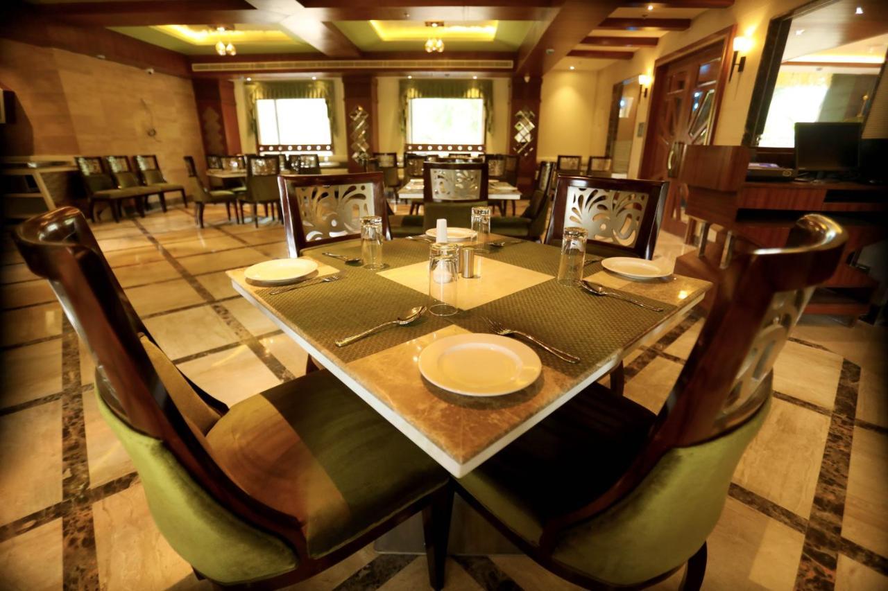 Hotel Pinnacle Gate Varanasi Esterno foto