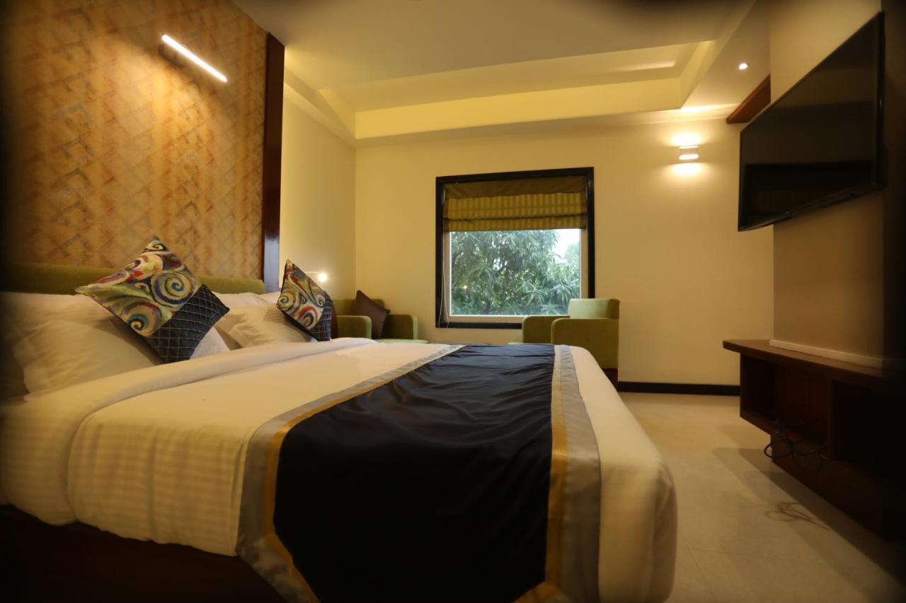Hotel Pinnacle Gate Varanasi Esterno foto