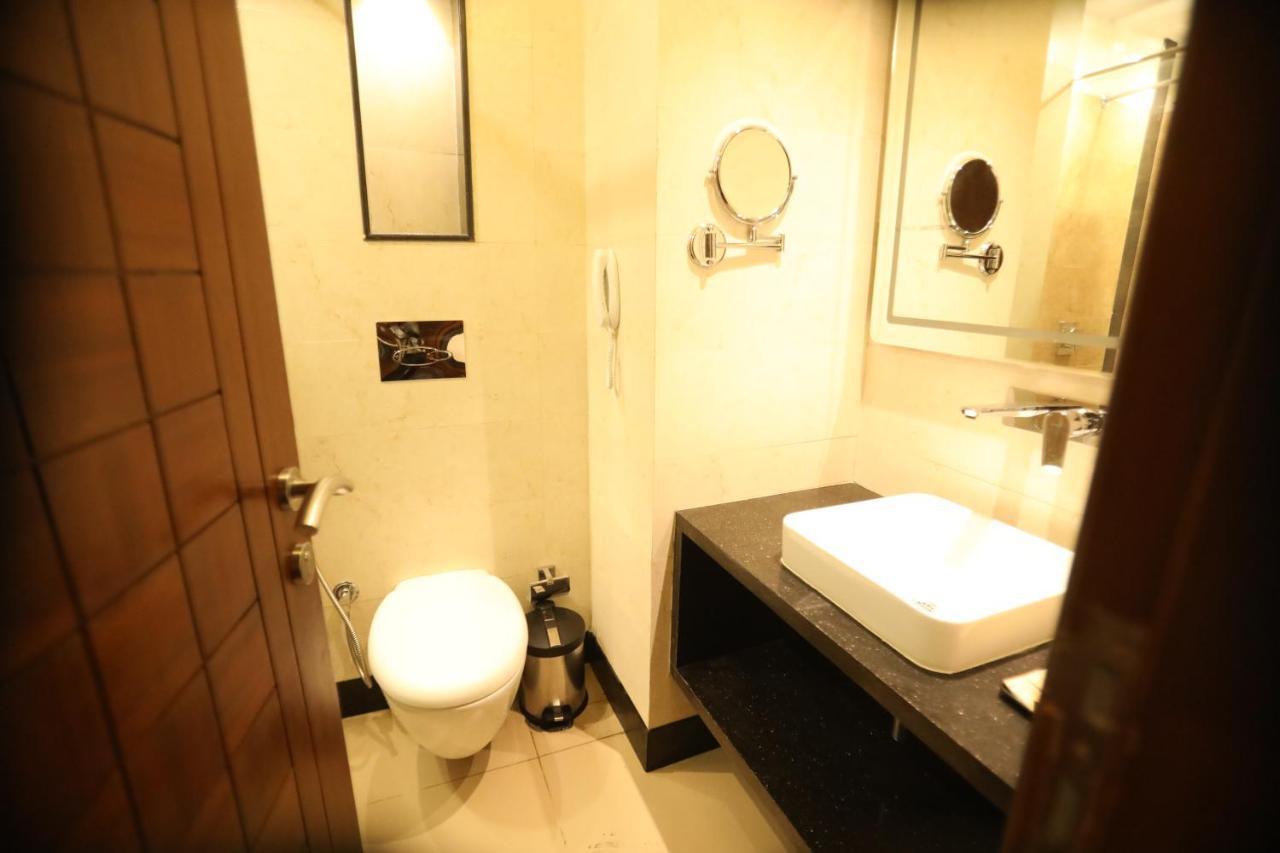 Hotel Pinnacle Gate Varanasi Esterno foto