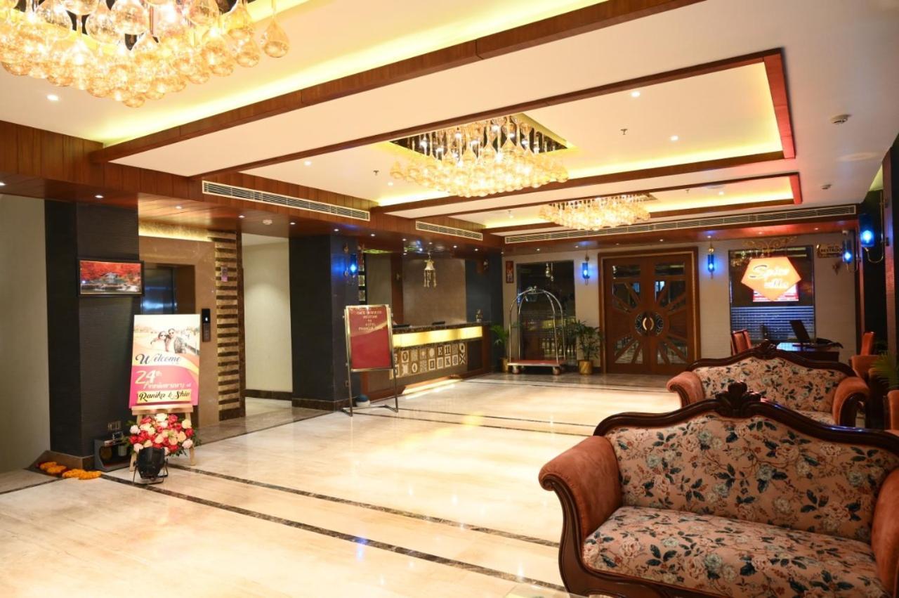 Hotel Pinnacle Gate Varanasi Esterno foto