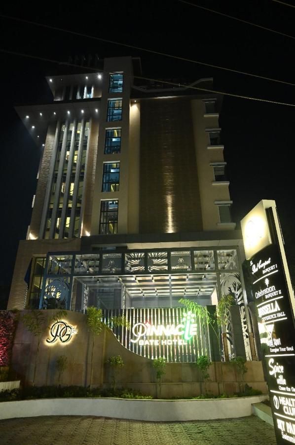 Hotel Pinnacle Gate Varanasi Esterno foto